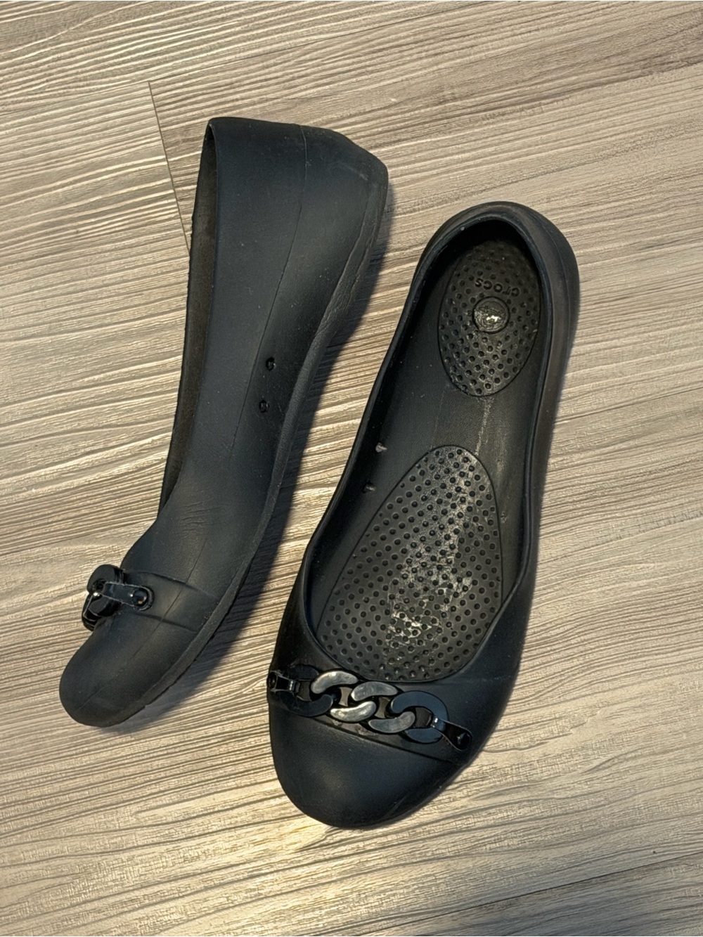 Black Women's Crocs Ballet Flats with Chain Accent - size 7